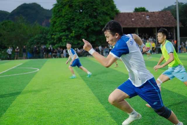 足球国足公开训练吸引千名球迷现场加油