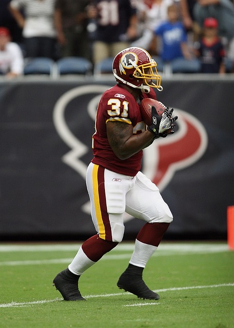 被拍到手上有“美甲”，汪士钦社媒收到网友大量攻击性评论